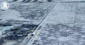 El tanque de origen estadounidense abriendo fuego hacia posiciones rusas desde las últimas casas de Berdychi.