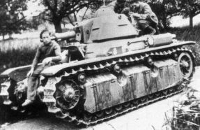 Un R40 con el cañón largo de 37 mm SA 38.