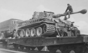 Tiger 224 del sPzAbt 505 cargado en el tren con las orugas anchas de combate, incluso con los típicos troncos de árbol atados al costado del casco.