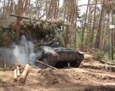 Un 2S4 Tyulpan saliendo de una posición protegida y camuflada para realizar una misión de bombardeo de una posición ucraniana en agosto de 2023.[2]