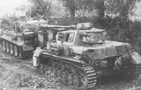 Un Tiger I remolcando a un Panzer IV seriamente dañado.