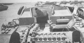 Uno de los tres StuG III Ausf. D que se enviaron al Norte de África, capturado por los Aliados cerca de Bir Hakeim en mayo de 1942.[19]