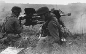 Tropas paracaidistas alemanas (Fallschirmjäger) empleando el sPzB 41.