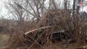 Un 2S31 Vena en una posición de disparo camuflada en Ucrania, diciembre de 2023.