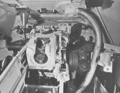 Interior de la torreta de un Panther con mira monocular TZF 12a (se puede ver el ocular a la izquierda del cañón).