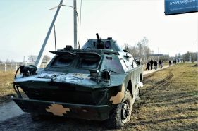 Un BRDM-2 ucraniano dañado en la Batalla de Konotop, en el Óblast de Sumy, el 25 de febrero de 2022 durante la invasión rusa.