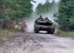 Un Strv 122 de la 21.ª Brigada Mecanizada en los bosques del Frente de Lugansk, finales de julio de 2023.