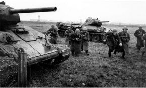 Un par de T-34 Mod. 1942 con con placas de blindaje añadido en el frontal y en los laterales de la torreta.