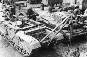 Un Churchill ARV Mk.I junto a un tanque A27L Centaur.