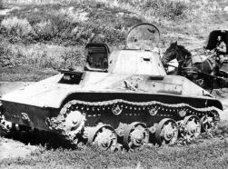 En este otro ejemplar producido en Stalingrado podemos ver unas ruedas de apoyo sin goma con amortiguación interna. Fotografía del verano de 1942.