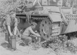 La lubricación del tren de rodaje formaba parte del mantenimiento regular realizado por el conductor. En esta imagen vemos un Pz.III Ausf. F del PzRgt 35 (entonces en la 4.ª División Panzer).