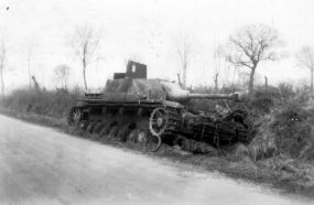 Un StuG IV destruido en Normandía.