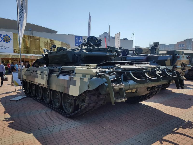 Archivo:T-72AMT, Kyiv 2021, 01.jpg