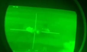 Fotograma de un vídeo grabado desde el interior de un M2 Bradley durante los combates nocturnos. Se ve a través de la mira del artillero.