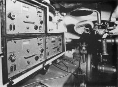 El Panzerbefehlswagen IV disponía de un FuG 5 estándar para comunicarse con otros carros, y a mayores un FuG 8 para comunicarse con el cuartel general o un FuG 7 para comunicarse con aeronaves, cada uno de ellos con su propia antena.