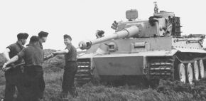 Limpiar el ánima del cañón de 88 mm era una tarea ardua. Se necesitaban cuatro hombres para empujar y tirar del gran cepillo Rohrwischer a través del orificio y eliminar cualquier residuo de metal o pólvora del estriado.
