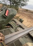 Puesto del conductor de un M2 Bradley grabado por un soldado que va encima del vehículo apoyado en el cañón, noviembre de 2023.