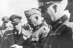 Karl Bodenschatz (enlace con el Alto Mando de la Luftwaffe), Reichenau (comandante del 10.º Ejército) y Wilhelm Keitel (Jefe de Estado Mayor del OKW) en una reunión informativa sobre el mapa durante la Invasión de Polonia, septiembre de 1939.