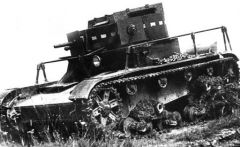 Fotografía de 1934 de un T-26TU, versión de mando del Mod. 1931 con cañón PS-1 de 37 mm en la torreta derecha, equipo de radio No. 7N y antena de barandilla en el casco.