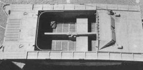 Zona de carga de un LVT-2 atravesado por el eje de transmisión.