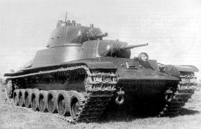 Prototipo T-100, diseñado por el OKMO de N. Barykov en la Fábrica N.º 185, también en Leningrado, como un competidor del anterior muy similar.
