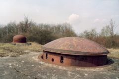Estas fortificaciones solían disponer de campanas blindadas para cañones, torretas giratorias, incluso retráctiles, que iban ser difíciles de contrarrestar por la Panzerwaffe.