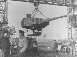 Torreta del Tiger 204 del s.Pz.Abt. 503 izada mediante una grúa de 15 t durante un mantenimiento en un taller de campaña de la compañía.