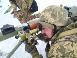 Soldados ucranianos apuntando un ATGL-H con la mira SGL-9MA.