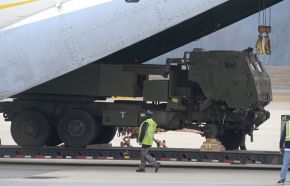 El segundo HIMARS descargado del An-124.