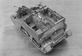 Un vehículo blindado británico Universal Carrier armado con fusil anticaro Boys.