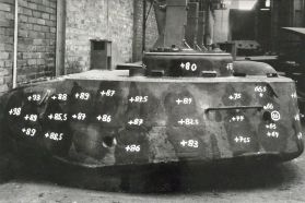 Mediciones de espesor en el lateral izquierdo de una torreta de T-34-85 Mod. 1944/1945.