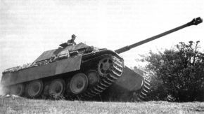 Un Jagdpanther de los 8 enviados al campo de entrenmiento de Mailly para la formación de tripulantes a principios de agosto de 1944.