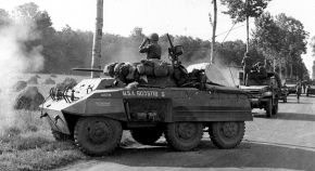 Un M8 de la 7.ª División Blindada apoyando a una compañía del 23.º Regimiento de Infantería en Epernay, Marne, Francia, agosto de 1944.