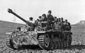 El StuG III fue muy apreciado por la infantería alemana. Fue un vehículo muy versátil que comenzó su carrera como cañón de asalto, apoyando a la infantería mediante fuego directo, y terminó siendo usado más como cazacarros e incluso cubriendo huecos en las unidades blindadas cuando escaseaban los carros de combate.
