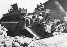 Un LVT-4 cargando un Jeep a través de la rampa.
