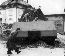Las ruinas de la factoría de Alkett sirvieron de campo de pruebas para este carro super-pesado.