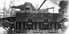 Prototipo del Renault D2 con los faldones blindados de la suspensión levantados.