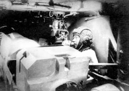 Interior de un SU-152, a pesar del gran tamaño del vehículo los tripulantes tenían un espacio reducido en sus puestos.