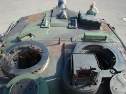 Parte superior de la torreta de un Leopard 2A5 en la que podemos ver la nueva ubicación de los visores del artillero (delante, rectangular) y del comandante PERI-R17A2 (atrás, más cuadrado y montado en un cilindro rotativo).