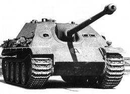 Uno de los primeros Jagdpanther de producción en serie, ensamblado por MIAG a principios de 1944, mantiene características del Panther Ausf. A.