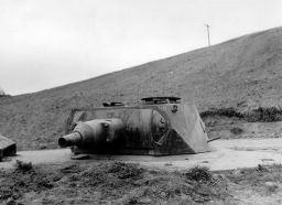 Torreta de un prototipo de carro pesado VK 30.01 (H) reutilizada en el nido de resistencia (Widerstandsnest) Wn 68, en Les Moulins (Omaha). En la misma fortificación había otra de un carro francés y varios cañones anticarro de 47 y 50 mm.