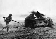 Un soldado estadounidense con un M9 tras destruir un cazacarros alemán Jagdpanzer 38(t) en Aldenhoven, al oeste de Alemania, finales de 1944.