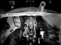 Fotografía del interior de la torreta de la primera serie del M13/40 tomada en la fábrica de Ansaldo en octubre de 1939.