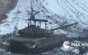 T-80BVM con inhibidor de drones Saniya instalado encima de la cubierta antridron.