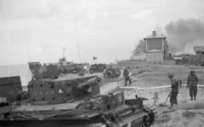 Un tanque de apoyo Centaur Mk.IV CS de la 4.ª Batería, 2.º Reg. de Apoyo Blindado de los Royal Marines abandonado en el sector Nan Red, frente a St. Aubin-sur-Mer, el 6 de junio de 1944. Al lado, ingenieros buscan minas con detectores de metal.