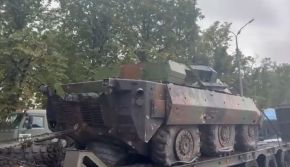El AMX-10 RCR capturado por los rusos, siendo transportado en un camión por las calles de Mariúpol a finales de julio de 2023.
