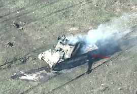 El mismo carro de combate tiempo después, con un impacto en la parte trasera izquierda de la barcaza, donde se encuentra uno de los depósitos de combustible.