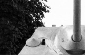 El característico puerto para ametralladora del Jagdpanzer IV en posición abierta, por aquí saldría la boca de una MG 34/MG 42.