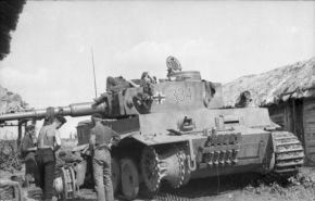 Un carro pesado Tiger alemán siendo reparado de los daños sufridos por minas anticarro en Kursk, julio de 1943.