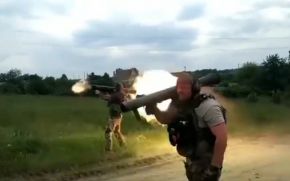Otro grupo táctico ucraniano empleando dos Carl Gustaf para atacar posiciones rusas en mayo de 2023.